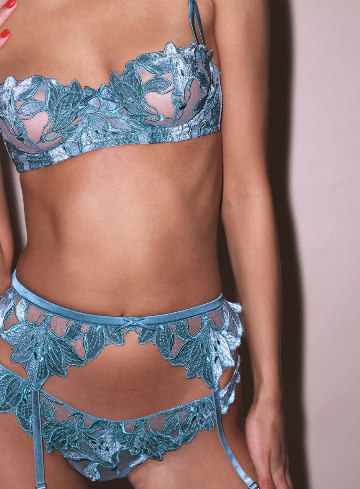 Velvet Lily Embroidery Belt